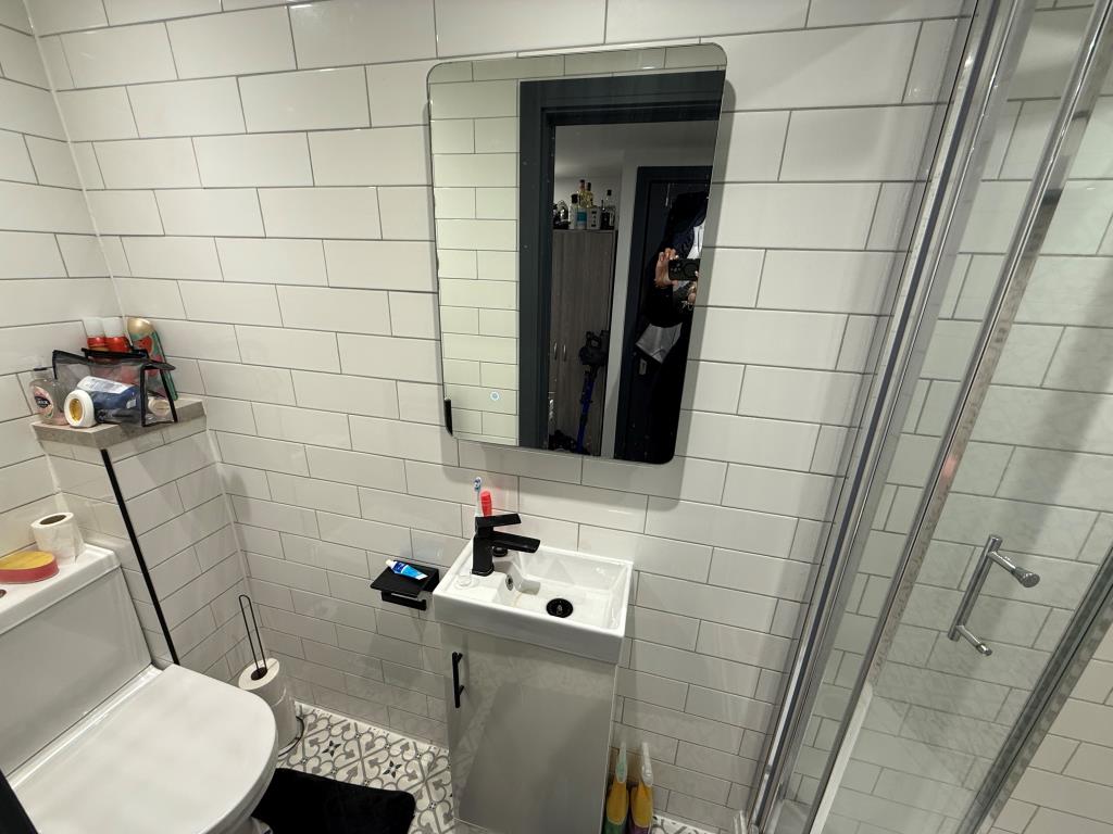 Lot: 140 - WELL PRESENTED RESIDENTIAL INVESTMENT - En suite five